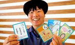 販売を開始した「とっとりかるた」＝１２日、鳥取市役所の市民交流センター