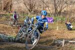　「関西シクロクロス」シリーズ戦で、自転車を降りて階段を上がる参加者＝２月、京都市（関西シクロクロス提供）