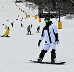  初滑りを楽しむスノーボーダーら＝２１日、大山町大山のだいせんホワイトリゾート 