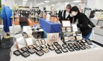 商品の説明に耳を傾ける家族連れ