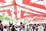 ハート形の風船が舞い、華やかに開幕した「ふれあいはあとまつり」