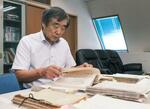 　「原爆訴訟」の裁判資料に目を通す大久保賢一弁護士＝埼玉県所沢市