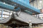 　報道陣に公開された、興福寺五重塔をすっぽりと覆う「素屋根」の内部＝２８日午前、奈良市