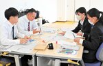 オリジナル新聞の制作に取り組む受講者ら