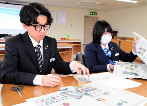 新聞記事を切り抜いてオリジナルスクラップ新聞作りに挑戦する新入職員ら＝２日、倉吉市昭和町１丁目の倉吉信用金庫