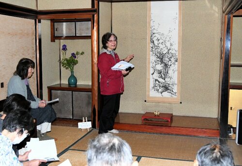 野口小蘋の掛け軸について解説する真田さん