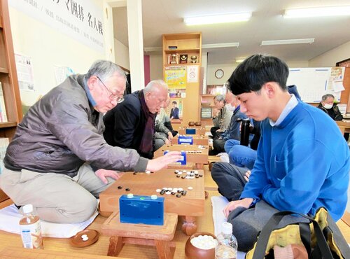 名人位を懸けて攻防戦を繰り広げる参加者＝１８日、倉吉市下田中町の中部囲碁会館