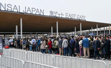 　大阪・関西万博の予行演習で、入場ゲート前にできた長蛇の列＝５日午後、大阪市此花区
