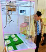 梨のクレーンゲームに挑戦する平井知事