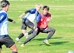 最終ラインからボールを奪って攻撃につなげる鈴木（右）＝オールガイナーレＹＡＪＩＮスタジアム