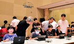 プログラミングをしてドローンを飛ばす参加者ら