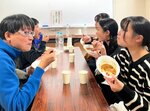 【おいしい！】料理教室のメンバーが調理したカレーライスも好評。用意した８０食が昼過ぎには完売した