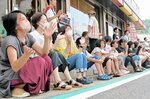 手拍子で　手拍子するなどしてステージ演奏を盛り上げる観客