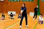 児童らにレシーブのこつを教える大山さん（中央）＝７日、倉吉市の関金小