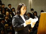 新入生を代表して抱負を述べる森上さん＝５日、鳥取市のとりぎん文化会館