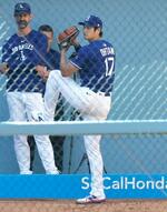 　ブルペンで投球するドジャース・大谷＝ロサンゼルス（共同）