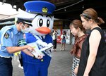 交通安全について説明する署員（左）とぱとろーくん＝１０日、鳥取市河原町高福の道の駅清流茶屋かわはら