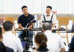 　記者会見する藤山裕太郎さん（左）と松浦慶太さん＝２８日午後、長崎県大村市