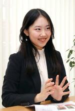　取材に応じる「マイヤリングス」の水野舞社長＝２０２５年３月、名古屋市