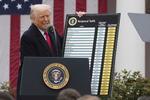 　２日、ホワイトハウスで「相互関税」の導入を発表するトランプ米大統領（ＡＰ＝共同）