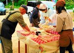 ピザを作るすこやか会のメンバー