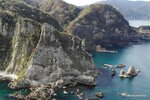 鎧の袖と右下に浮かぶ鷹ノ巣島、写真奥は余部崎