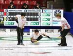 　カーリング世界選手権の韓国戦でプレーする日本代表のＳＣ軽井沢ク＝ムースジョー（共同）