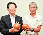 「大山甘玉」を手にする後藤さん（右）と浦林教育長