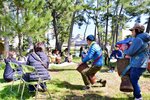 松林の下でアフリカの太鼓の演奏を楽しむ来場者ら＝１０日、米子市皆生温泉３丁目