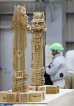 　再建中の首里城に搬入された「御差床龍柱」＝９月、那覇市