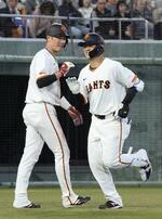 　２回、先制２ランを放ち、坂本（左）に迎えられる巨人・岸田＝富山