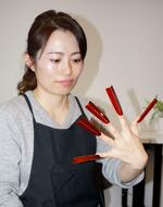 　ネイルデザイナーの佐藤直子さんと飛騨春慶ネイル＝２月、岐阜県高山市