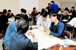 ワークショップで意見を出し合う参加者ら＝１９日、北栄町の町大栄農村環境改善センター