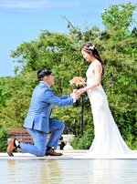 緑豊かな結婚式場で愛を誓い合う訪日客カップル