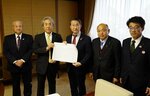 農業経営収入保険の保険料助成などを要請した榎本会長（左から２人目）ら＝１１日、鳥取県庁