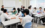 発足したプロジェクトチームの初会合で意見を交わすメンバーら＝３日、新温泉町役場