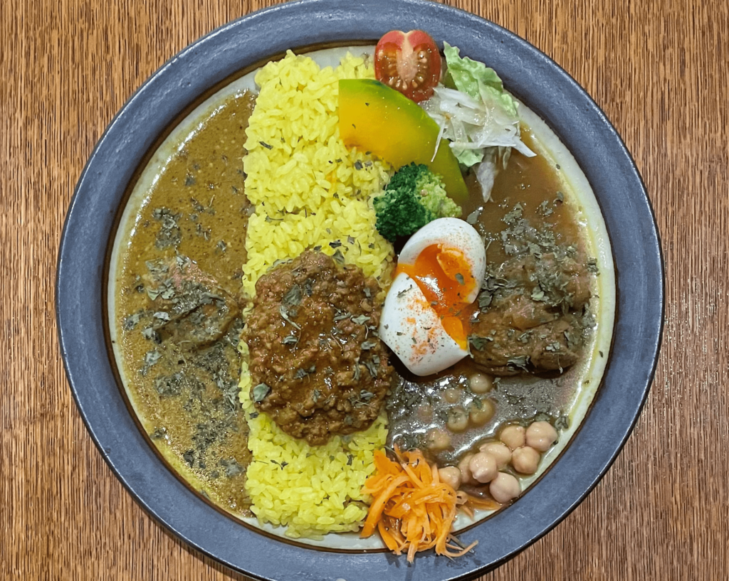 ３種のあいがけカレー、半熟たまご¥100トッピング