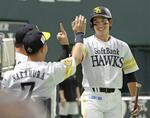 　３回、今季１号ソロを放ちタッチするソフトバンク・栗原＝みずほペイペイドーム