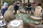 　嬉野温泉の足湯に漬かる観光客ら＝２月、佐賀県嬉野市