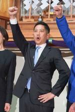 　秋田県知事選で当選を確実にし、喜ぶ鈴木健太氏＝６日夜、秋田市