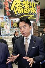 　備蓄米の店頭販売を視察した小泉農相＝１日午後、東京都大田区