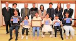 県子ども会連合会から優良単位子ども会表彰を受けた久斗山・境子ども会＝新温泉町の浜坂多目的集会施設
