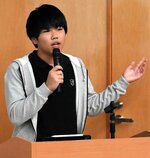 自身の留学経験や留学前の準備について説明する生徒