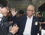 　「ウイスキートーク福岡」で関係者と話す本坊酒造の本坊和人社長（右）＝６月、福岡市