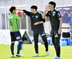 ピッチ脇から選手を鼓舞する増本監督（右）＝Ａｘｉｓバードスタジアム