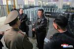 　軍需工場を視察する北朝鮮の金正恩朝鮮労働党総書記（右から２人目）（朝鮮中央通信＝共同）