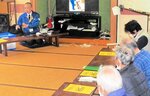 西浦副課長（左）の話を聞く会員ら