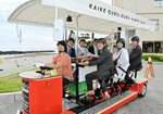 パーティーバイクに試乗する関係者＝２７日、米子市の皆生温泉海遊ビーチ