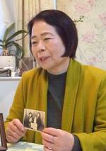 　父佐藤勇蔵さんについて語る黒川安子さん＝２月、東京都杉並区