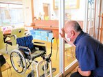 感染再拡大を受け、利用者との面会をガラス越しやテレビ電話のみに制限する高齢者施設＝新温泉町戸田の「はまさかの里」